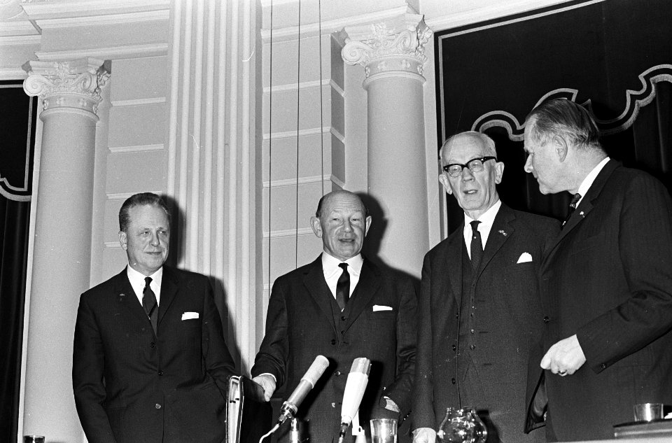 Nationaal comite Nederland, vier leden van het comite, prof. L. Moulin, G. Sluiz, Bestanddeelnr 920-0398