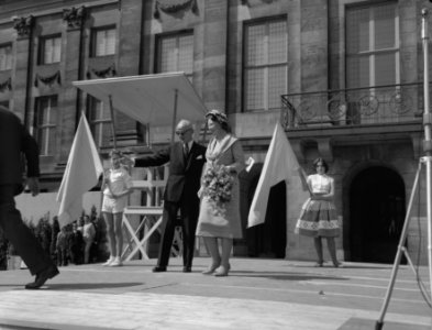 Nationaal Comite houdt jeugdappeldag op de Dam in aanwezigheid van Hare Koninkli, Bestanddeelnr 911-2205