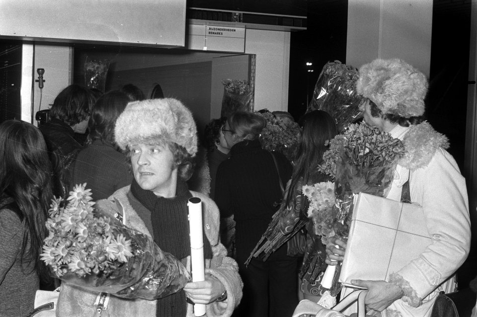 Nationaal Ballet arriveert op Schiphol na toernee door Rusland, gedeelte groep, Bestanddeelnr 925-1910
