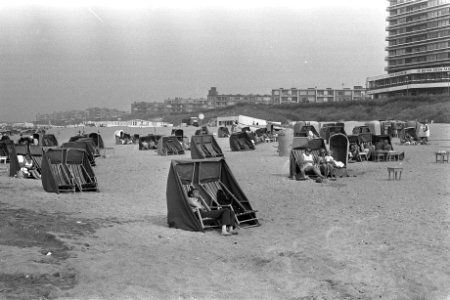 Najaarszon op strand Zandvoort, mensen in strandstoelen, Bestanddeelnr 924-9624