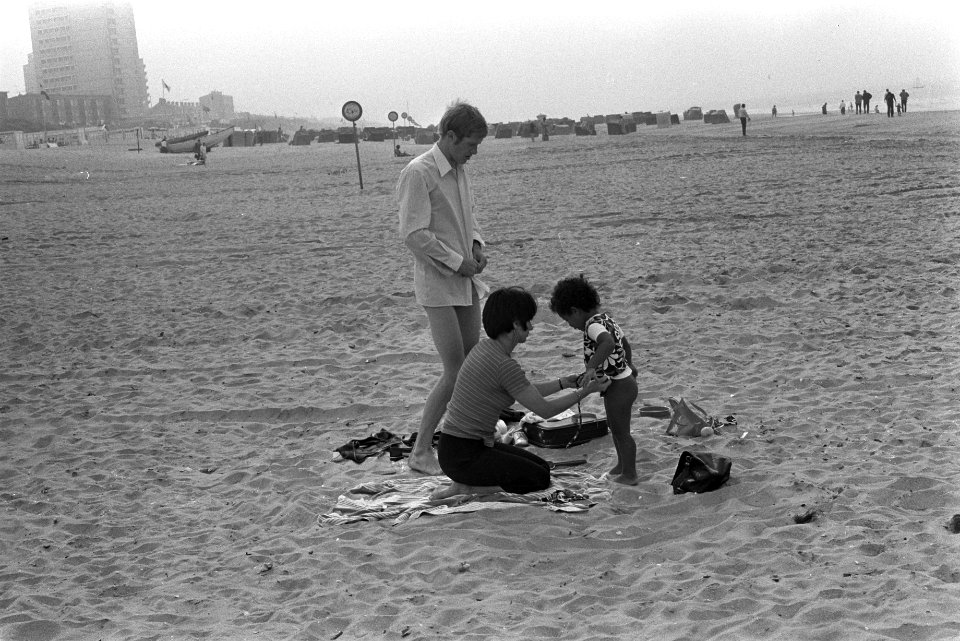 Najaarszon op strand Zandvoort, mensen met kind op strand, Bestanddeelnr 924-9623
