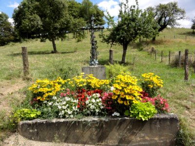 Naives-Rosières (Meuse) Rosières, croix de chemin fleurie