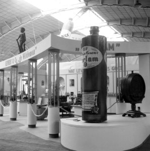 Nahinto-tentoonstelling RAI-gebouw. Oorlam jenever ( Levert en Co ), Bestanddeelnr 902-9469