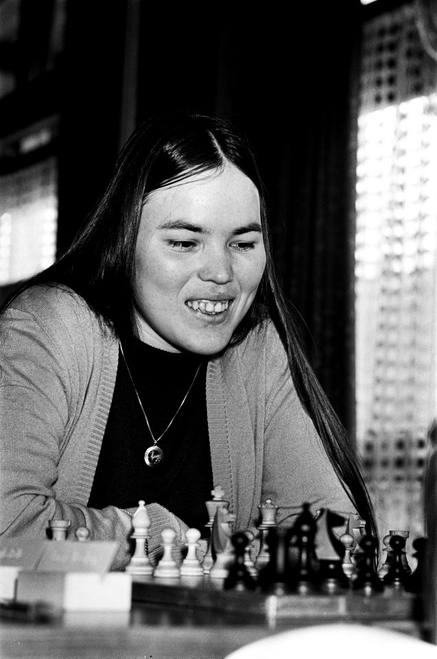 Nationaal kampioenschap schaken dames in Mijdrecht; Nederlands kampioene Erika Belle in actie, Bestanddeelnr 931-5014