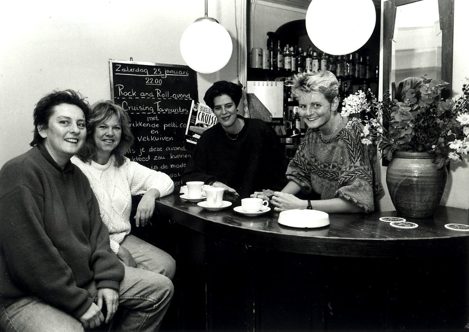 Nassaulaan 8, feministisch vrouwencafé The Ladiesvoorheen Kantje Bord. Aangekocht van United Photos de Boer bv. - Negatiefnummer 35714 k. - Gepubliceerd in het Haarlems Dagblad van 21-01-1992. Identif