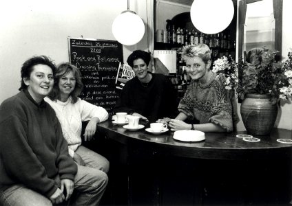 Nassaulaan 8, feministisch vrouwencafé The Ladiesvoorheen Kantje Bord. Aangekocht van United Photos de Boer bv. - Negatiefnummer 35714 k. - Gepubliceerd in het Haarlems Dagblad van 21-01-1992. Identif