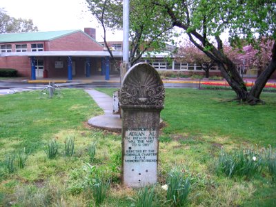 Nathan Hale DAR monument 070