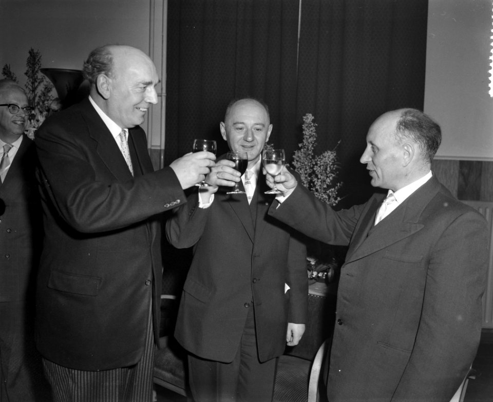 Nationaal Comite tegen Alcoholisme viert Gouden jubileum , vlnr P L Heddin, Bestanddeelnr 910-1549