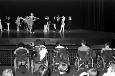 Nationaal Ballet geeft voorstelling voor gehandicapte kinderen in RAI, Bestanddeelnr 925-4724