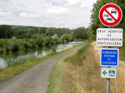 Naix-aux-Forges (Meuse) Canal de la Marne au Rhin, chemin de halage, piste cyclable itineraire national V52