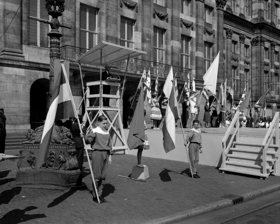 Nationaal Comite houdt jeugdappeldag op de Dam in aanwezigheid van Hare Koninkli, Bestanddeelnr 911-2210