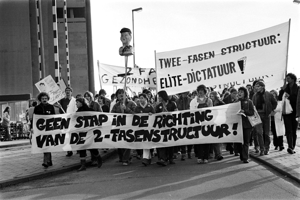 Nationaal gestaakt door studenten uit protest tegen plannen voor 2-fasenstructuu, Bestanddeelnr 931-1610