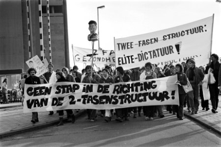 Nationaal gestaakt door studenten uit protest tegen plannen voor 2-fasenstructuu, Bestanddeelnr 931-1610