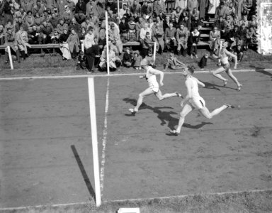 Nationaal Atletiekwedstrijd Vlaardingen, 100 m 1. Hardeveld, 2 Sant, 3 Visser, Bestanddeelnr 907-1529