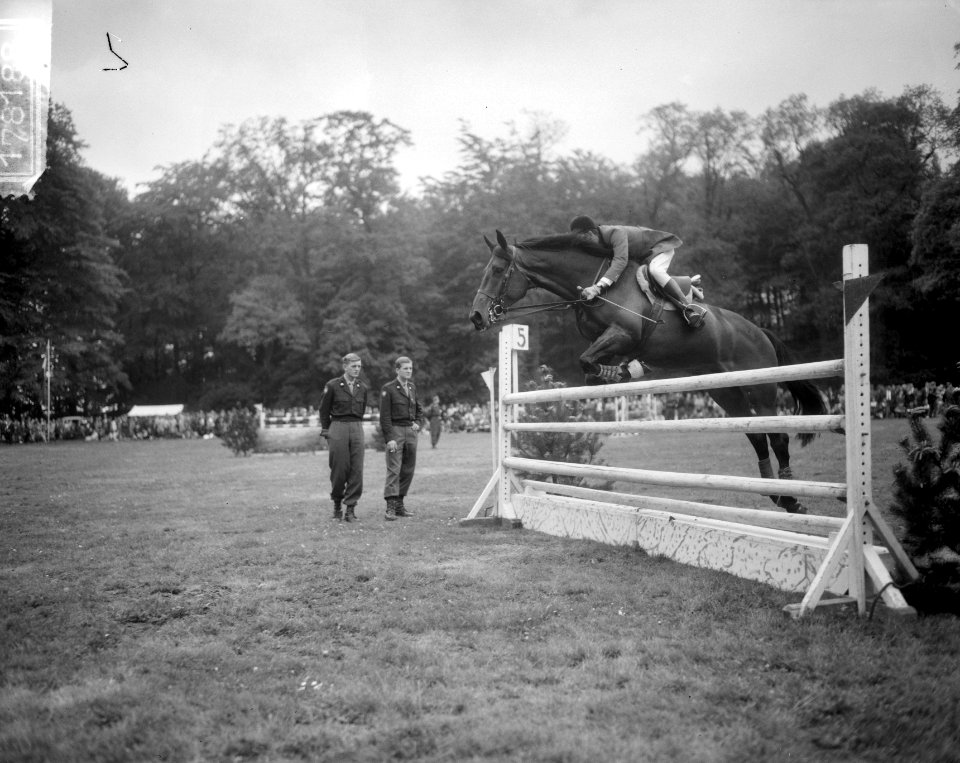 Nationaal Concours Hippique te Bennekom, W. Philips op Nuenen, Bestanddeelnr 917-8188