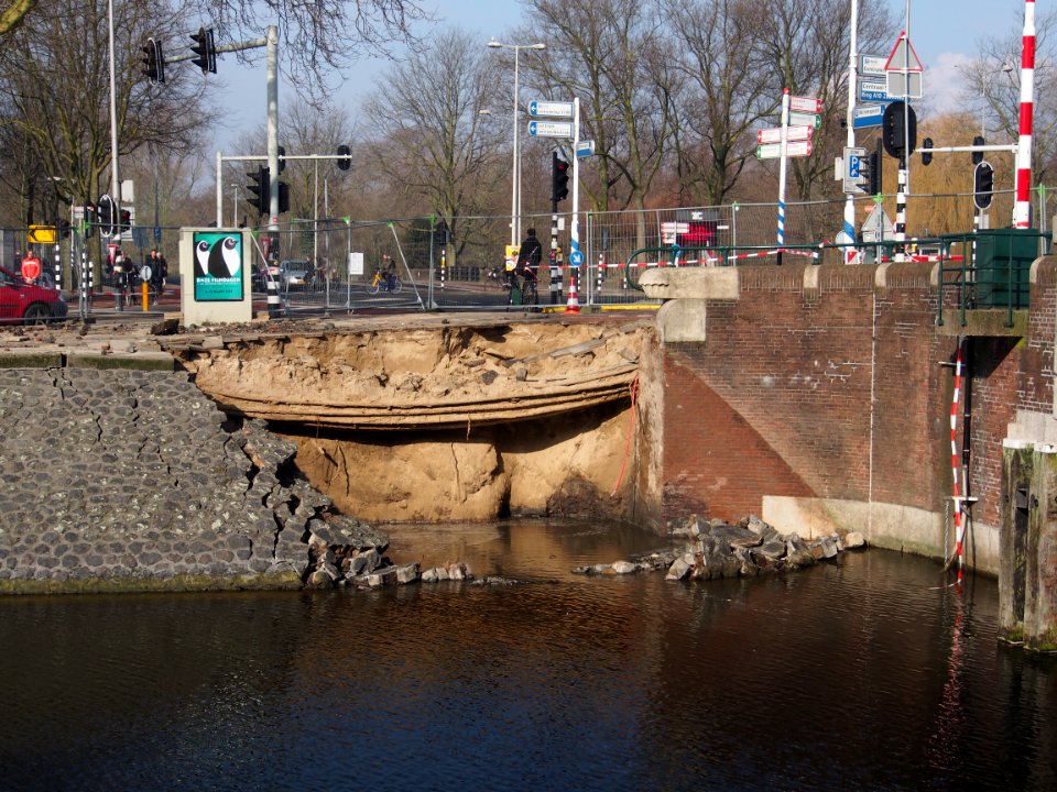 Nassauplein, Nassaukade gesprongen waterleiding kade weggeslagen foto 1