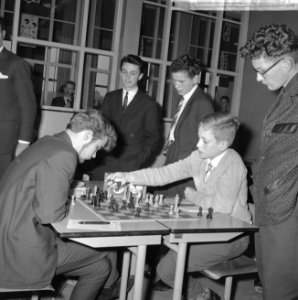 Nationaal Jeugdschaaktoernooi M. Simon uit Sittard in Jan Timman (r), Bestanddeelnr 916-2619
