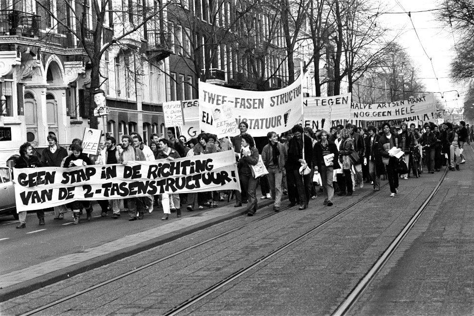 Nationaal gestaakt door studenten uit protest tegen plannen voor 2-fasenstructuu, Bestanddeelnr 931-1611