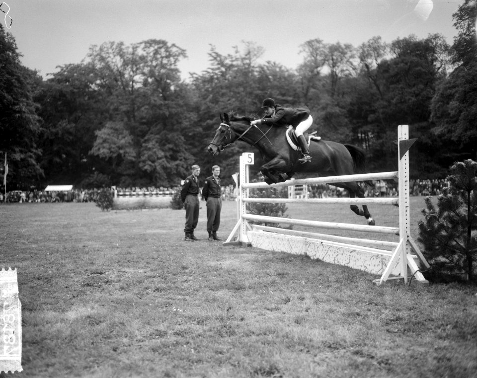 Nationaal Concours Hippique te Bennekom, mejuffrouw T. de Comme op Chantal in ac, Bestanddeelnr 917-8187