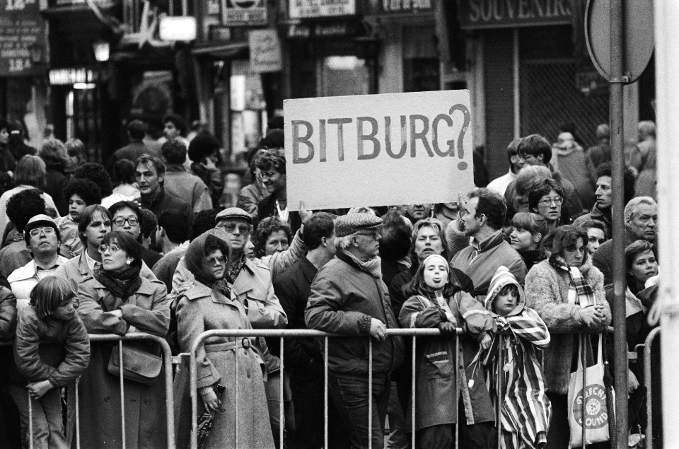 Nat. dodenherdenking op de Dam savonds spandoek met Bitzburg (als protest teg, Bestanddeelnr 933-3152