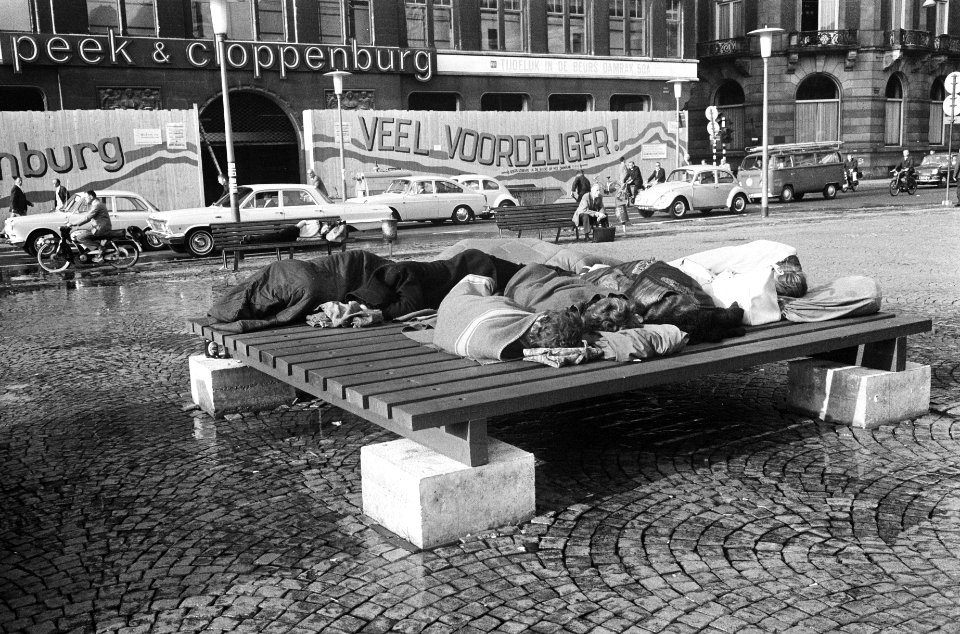 Nationaal Monument op de Dam, Amsterdam wordt gereinigd de momumentslapers ligg, Bestanddeelnr 922-7007
