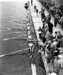 Nationaal roeikampioenschap Bosbaan, huldiging dames 8 De Vliet, Bestanddeelnr 907-2149
