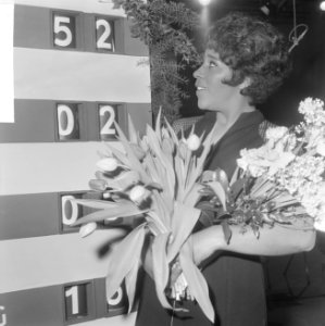 Nationaal Songfestival 1966. Milly Scott wint, Milly Scott bij scorebord, Bestanddeelnr 918-7510