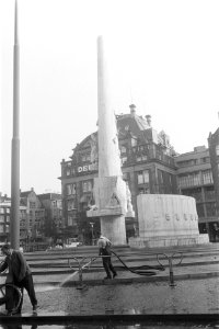 Nationaal Monument op de Dam, Amsterdam wordt gereinigd terrein wordt schoonges, Bestanddeelnr 922-7010