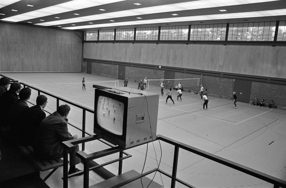 Nationaal Sport Centrum Papendal bij Arnhem in gebruik interieur grote sportha, Bestanddeelnr 923-9670