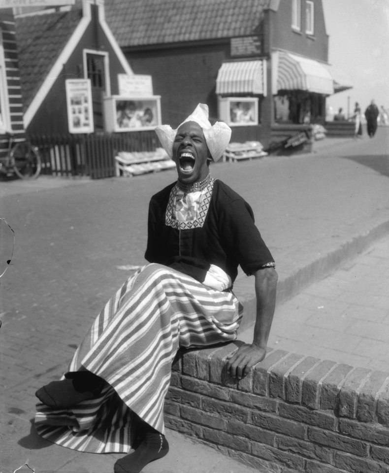 Nationaal voetbalelftal van Curaçao in Volendam Speler in Volendammer vrouwenko, Bestanddeelnr 909-4947