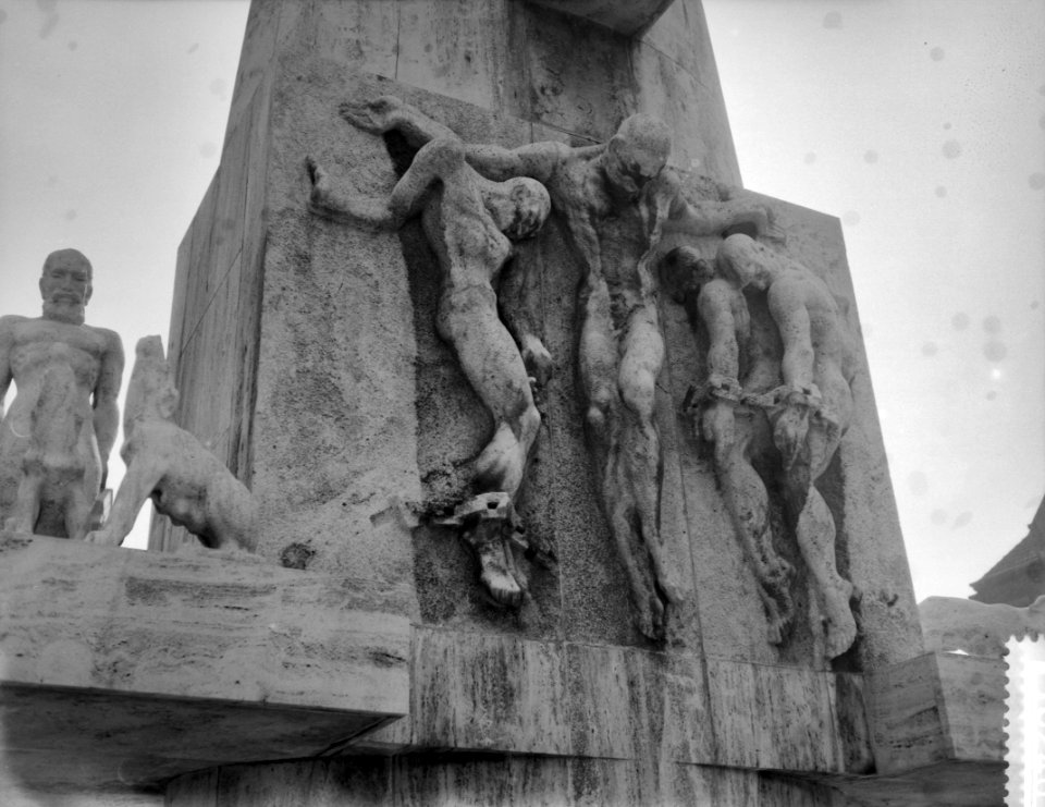 Nationaal Monument op de Dam vertoont scheuren, Bestanddeelnr 910-2461