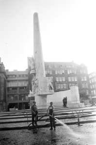 Nationaal Monument op de Dam, Amsterdam wordt gereinigd terrein wordt schoonges, Bestanddeelnr 922-7009