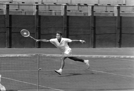 Nationaal Tenniskampioenschappen te Scheveningen. Piet van Eysden in aktie, Bestanddeelnr 920-5805
