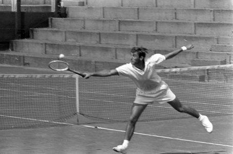 Nationaal Tenniskampioenschappen te Scheveningen. Piet van Eysden in aktie, Bestanddeelnr 920-5803