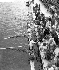Nationaal roeikampioenschap Bosbaan, huldiging dames 8 De Vliet, Bestanddeelnr 907-2148