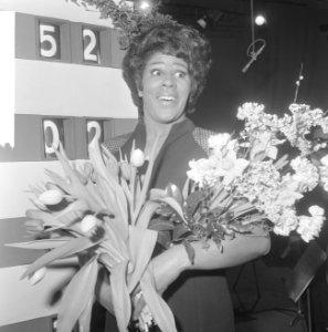 Nationaal Songfestival 1966. Milly Scott wint, Milly Scott bij scorebord, Bestanddeelnr 918-7509