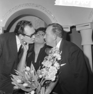 Nationaal Songfestival 1966. Winnares Milly Scott gefeliciteerd door tekstdichte, Bestanddeelnr 918-7506