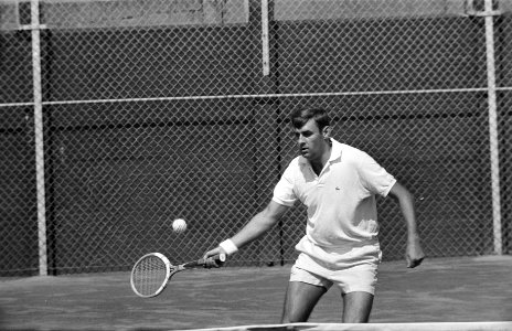 Nationale tenniskampioenschappen op Mets-banen te Scheveningen P. Van Eysden ak, Bestanddeelnr 922-6973