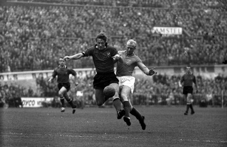 Nederland tegen Belgie 1-1 Hanon in duel met rechts Kruiver, Bestanddeelnr 915-6480