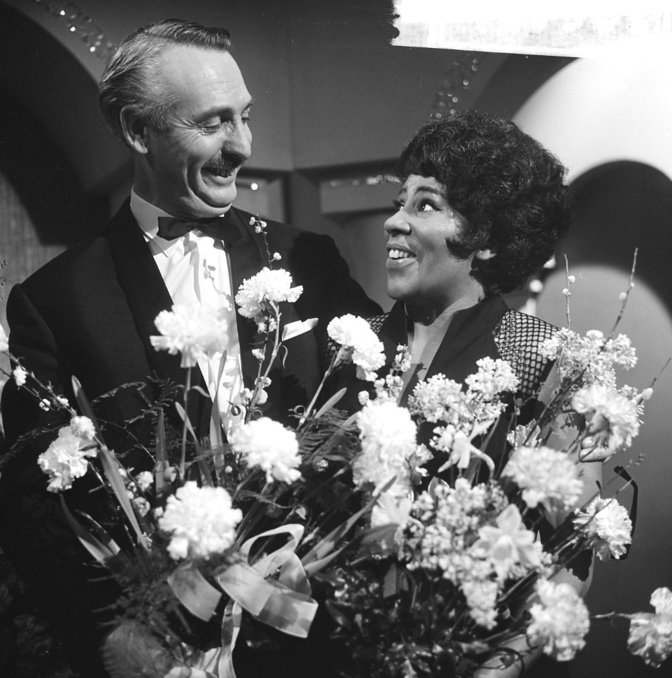 Nationaal Songfestival 1966. Winnares Milly Scott en dirigent Dolf van der Linde, Bestanddeelnr 918-7507