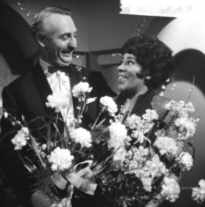 Nationaal Songfestival 1966. Winnares Milly Scott en dirigent Dolf van der Linde, Bestanddeelnr 918-7507