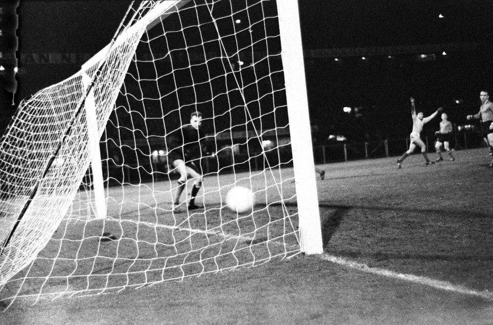 Nederland tegen Belgie 6-2 Sjaak Swart maakt een doelpunt, Bestanddeelnr 912-2535