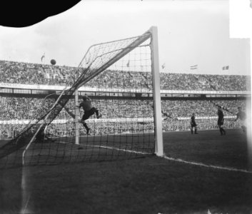Nederland tegen Belgie 0-1.Spelmoment (doelman van België, Henri Meent), Bestanddeelnr 903-6979