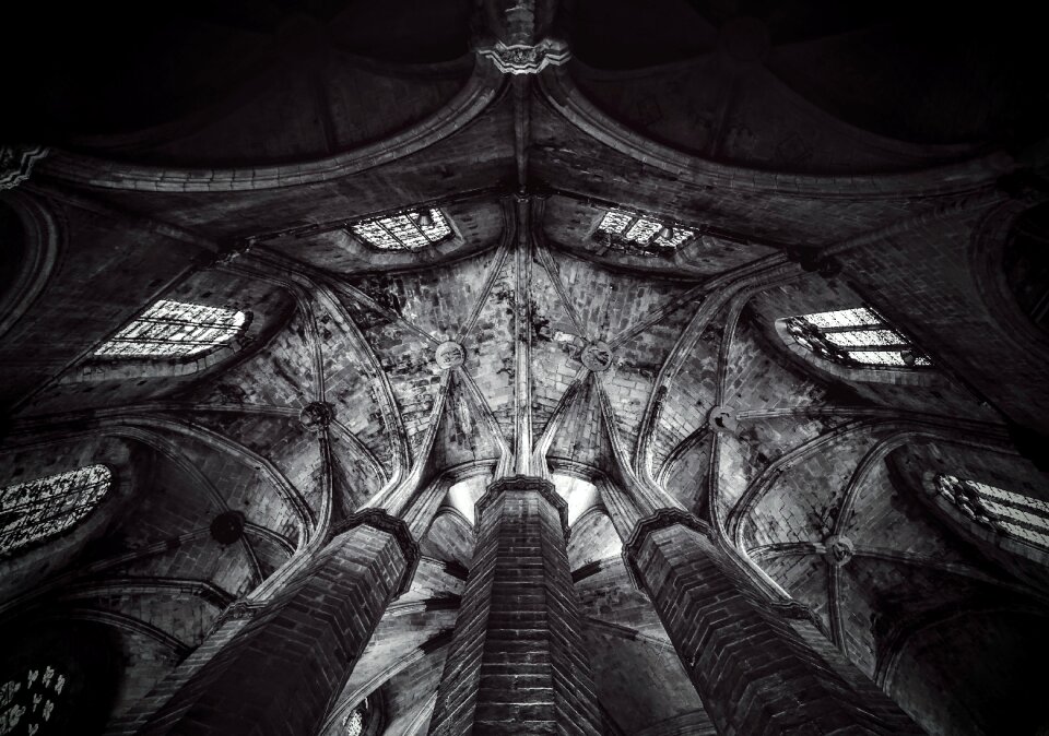 Perspective pillars windows