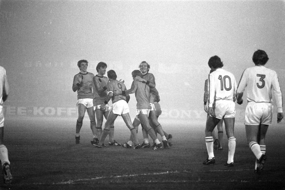 Nederland tegen Belgie 1-0, doelpuntenmaker Van de Kerkhof wordt gefeliciteerd d, Bestanddeelnr 929-4092