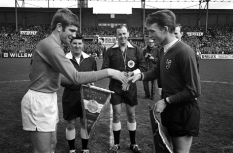 Nederland tegen Belgie 1-2. De toss, links Eijkenbroek, rechts van Himst midden , Bestanddeelnr 921-2363