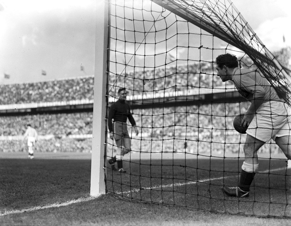 Nederland tegen Belgie 0-1. Rinus Terlouw haalt bal uit net, Bestanddeelnr 903-6971