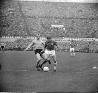 Nederland tegen Zwitserland 3-1, Van Wissen in duel met Pottier, Bestanddeelnr 914-4991