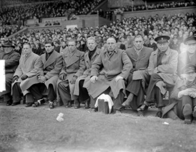 Nederland-België 3-3. Langs de lijn reservekeeper Frans de Munck (2e van links) , Bestanddeelnr 903-2650