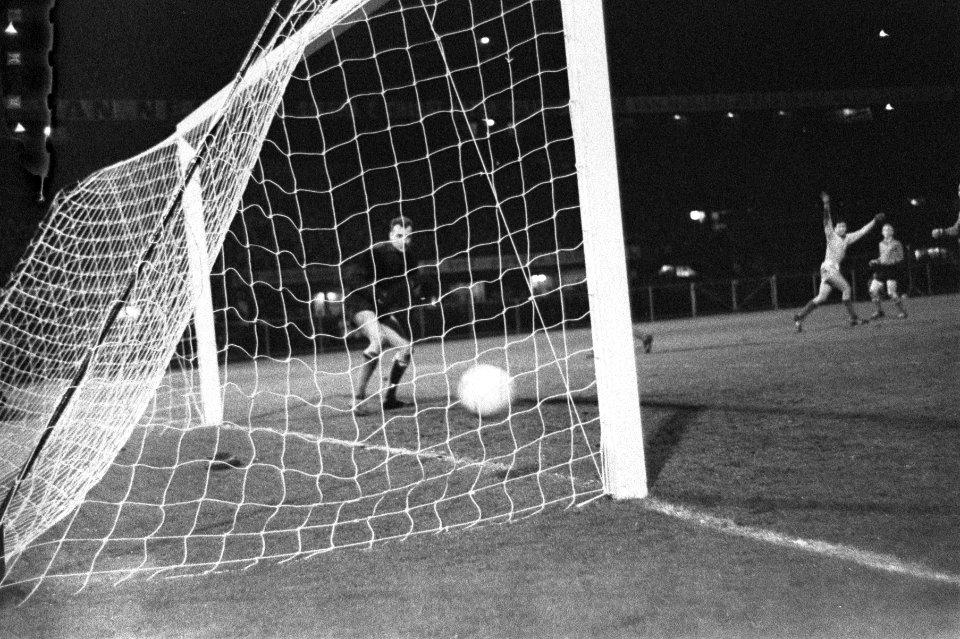 Nederland tegen Belgie 6-2. Sjaak Swart maakt een doelpunt, Bestanddeelnr 912-2536